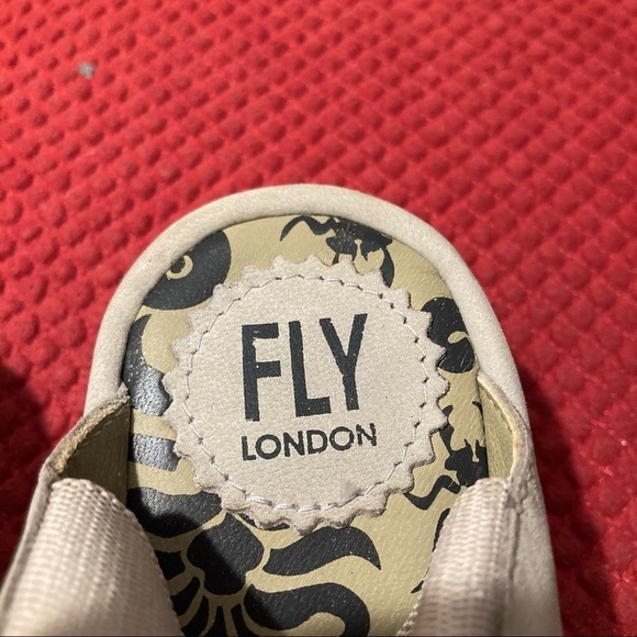 FLY LONDON Sz 39 Whit Pull On Leather Upper Made in Portugal  Sandals - Picture 3 of 9